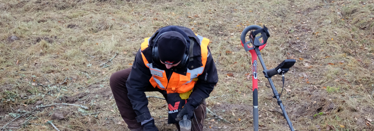 Frank, som ansvarar för Svenska metallsökarföreningens medverkan, undersöker gårdstomten.