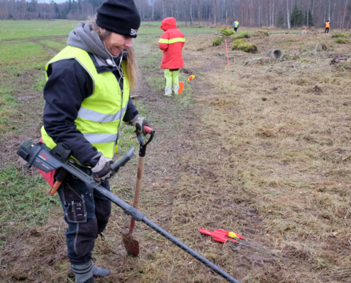 Anna gör ett fynd nedanför gårdstomten.