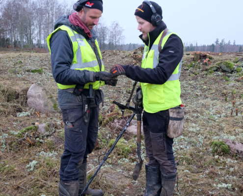 Martin och Fabian diskuterar ett fynd.