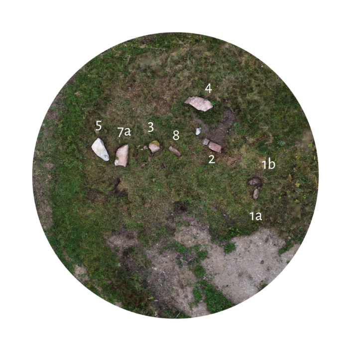 Modell 1, innan återställning av domarringen. De mest synliga stenarna dokumenterades inför denna modell. Stenar som transporterats längre bort från sitt originalplacering hamnade utanför modellen. Ortofoto norrut.