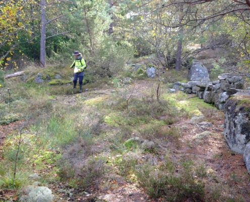 Annika framför husgrunder vid Björnäs DSCF7954_