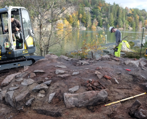 Anton Larsson, Uppdrag arkeologi, överser framrensningen av lämningen.