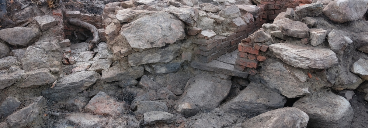 Kittelfundamenten med murning kring värmekällorna. Till höger den norra, och till vänster den södra.