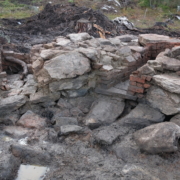 Kittelfundamenten med murning kring värmekällorna. Till höger den norra, och till vänster den södra.