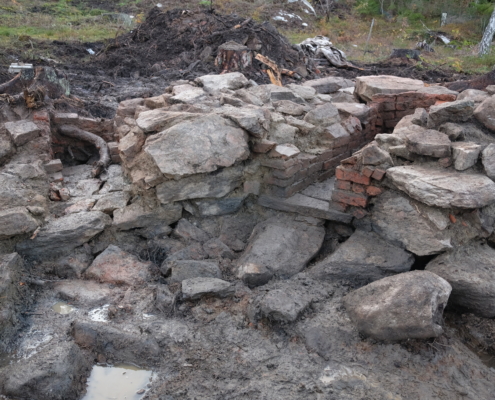 Kittelfundamenten med murning kring värmekällorna. Till höger den norra, och till vänster den södra.
