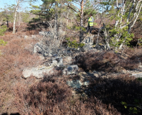 Översiktsbild av ytterligare ett stenbrott, detta mycket pedagogiskt och bevarandevärt. Lämningen är belägen i utredningsområdets nordvästra del, inte långt från föregående bild. Foto mot norr.