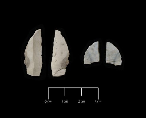 Fram- och baksida av de båda funna lancettmikroliterna.